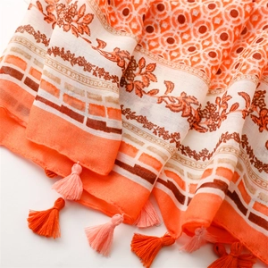 Detailansicht eines ethnischen Schals mit floralem Print und weichen Quastenrändern