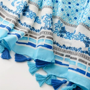 Detail eines blau bedruckten Baumwoll-Leinen-Schals mit Fransen und weicher Textur