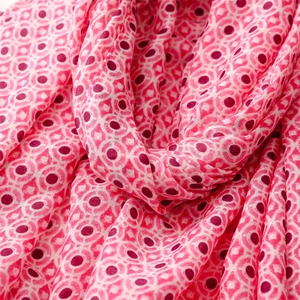 Detailaufnahme des Schals mit rosa Blumenmuster, Leinenhaptik und modernen Punkten
