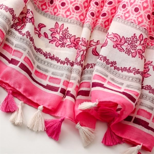 Nahaufnahme des rosa geblümten Baumwoll-Leinen-Schals mit weichen Quasten