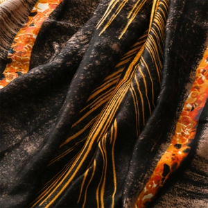 Gros plan d'un châle ethnique aux motifs floraux complexes et texture de tissu souple