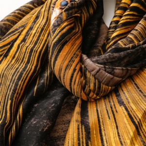 Vue macro d'un châle jaune doré rétro montrant une texture douce et un motif tigre