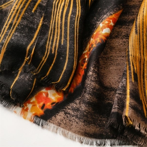 Gros plan d'un tissu à motif abstrait jaune doré avec des détails de franges fines