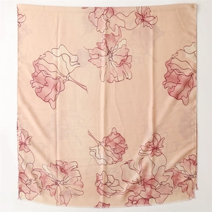 Elegant floral print scarf in beige with red flowers and delicate fringed edges