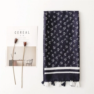 Écharpe bleu marine à motifs d'ancres blanches avec pompons sur fond blanc pur