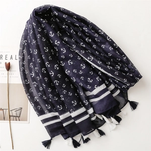 Écharpe bleu marine à motifs d'ancre blanche et pompons sur un fond blanc pour femmes
