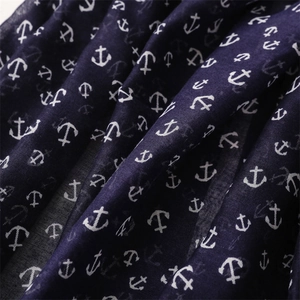 Vue détaillée du tissu léger bleu marine avec motifs d'ancres blanches et texture mesh