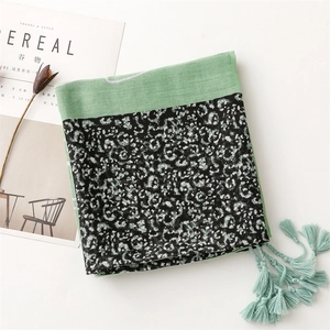 Détail d'écharpe en patchwork léopard avec tissu en coton-lin vert menthe et franges
