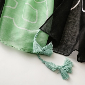 Détail macro des franges vert menthe et du tissu aspect lin avec imprimé graphique