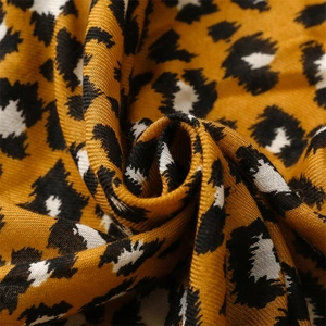 Gros plan détaillé sur un tissu en coton et lin à imprimé léopard jaune avec textures