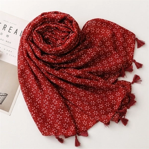 Écharpe bohème rouge foncé à motifs d'étoiles et franges, pliée en forme de cœur
