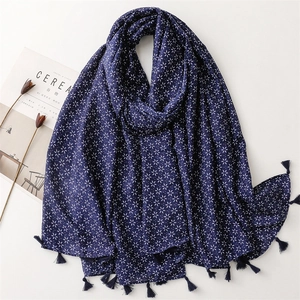 Écharpe bohème bleu marine aspect lin avec motifs d'étoiles blanches et glands