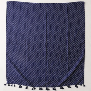 Écharpe bohème en coton et lin bleu foncé avec motifs d'étoiles et à franges