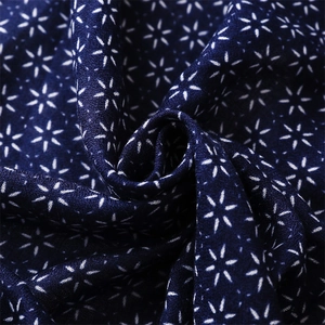 Vue détaillée des motifs d'étoiles blanches sur textile en coton et lin bleu marine