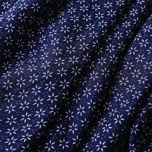 Vue macro du tissu d'écharpe bleu marine avec motifs d'étoiles et texture délicate