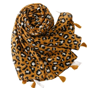 Écharpe jaune à motif léopard avec franges bohèmes et texture de tissu légère