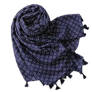 Écharpe ethnique bleu foncé avec imprimé hexagramme blanc et bords à franges