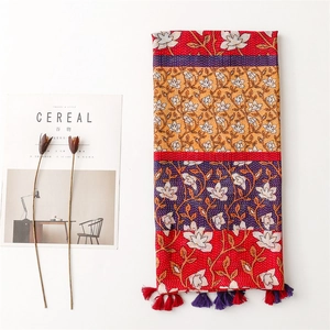 Châle ethnique en coton avec motifs floraux, glands et design tricolore