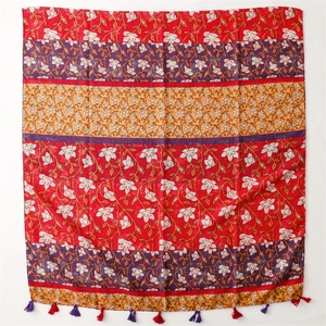 Châle ethnique aux motifs floraux colorés avec glands décoratifs en tissu léger de lin