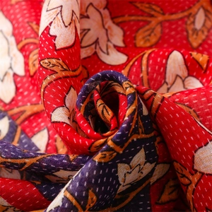 Gros plan d'un châle en coton rouge avec imprimé ethnique et broderie kantha
