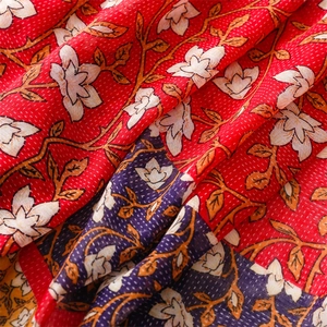 Gros plan sur le tissu ethnique avec broderie Kantha et motifs floraux détaillés
