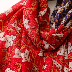 Détail du châle rouge en coton et lin avec broderie florale et surpiqûres Kantha