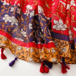 Gros plan d'un châle ethnique avec imprimé floral et broderies blanches artisanales