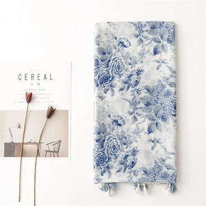 Écharpe en coton et lin à fleurs bleues avec pompons de style porcelaine rétro