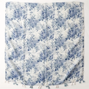 Écharpe florale en lin bleu et blanc avec franges style porcelaine traditionnelle