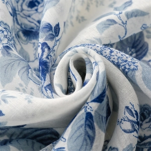 Texture macro détaillée de motifs floraux bleus sur une écharpe en coton et lin