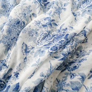 Détail du motif de peinture à l'encre florale bleue sur écharpe en coton et lin
