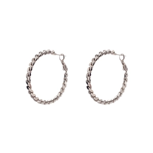 Orecchini a cerchio intrecciati argento con design geometrico e texture minimalista