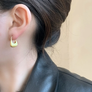 Minimalistischer mattgoldener U-Ohrring mit elegantem stromlinienförmigem Design am Model