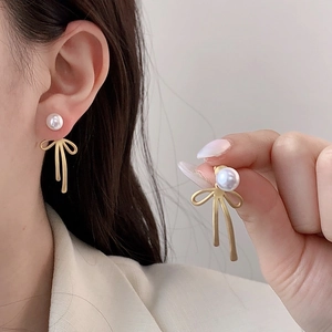 Elegant gold bow earrings with pearls, French vintage style studs for women