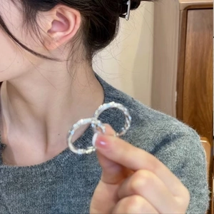 Créoles minimalistes en argent avec finition martelée scintillante pour femmes