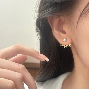 Boucles d'oreilles nœud élégantes avec perles blanches et pompons dorés délicats