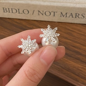 Boucles d'oreilles flocon de neige avec perles et zircons au design argenté élégant