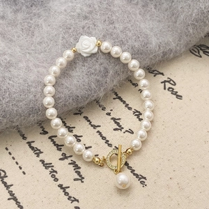 Elegantes Perlenarmband mit weißem Rosenanhänger und goldenem OT-Verschluss mit Kristallen