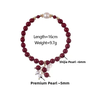 Détail d'un bracelet fait main avec perles rouges et charm de fleur blanche élégant