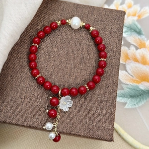 Bracelet fait main en perles de pierre naturelle rouge, perle blanche et fleur élégante