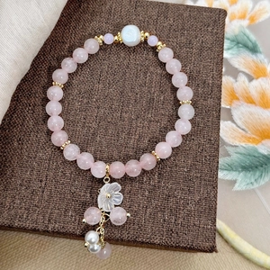 Bracelet élégant en quartz rose avec pendentif fleur en nacre et perles
