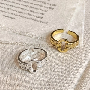Detail of adjustable double-layer rings with zircon inlay and brushed texture