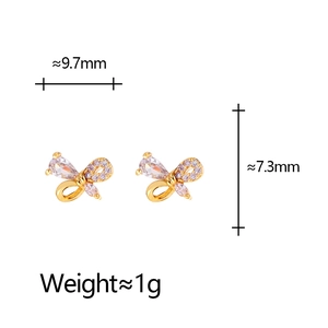 Vue détaillée des boucles d'oreilles papillon en zircon avec dimensions précises