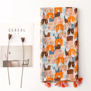 Sciarpa in cotone e lino beige chiaro con stampe di gatti e nappe colorate