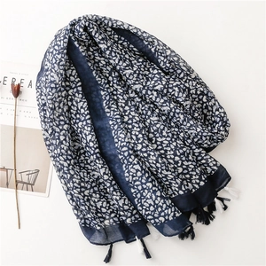 Scialle bohémien blu navy con fiori e nappe per protezione solare da viaggio