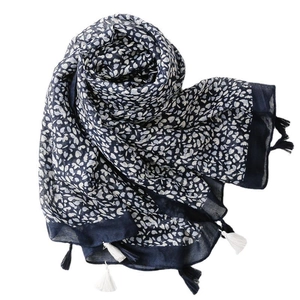 Scialle bohémien blu navy a fiori con nappine per protezione solare ed eleganza