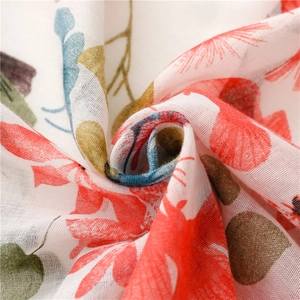 Détail macro du tissu en coton et lin respirant avec des motifs floraux vibrants