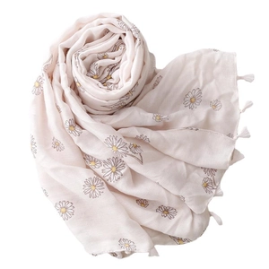 Scialle rosa chiaro con stampe floreali di margherite e eleganti nappe sui bordi