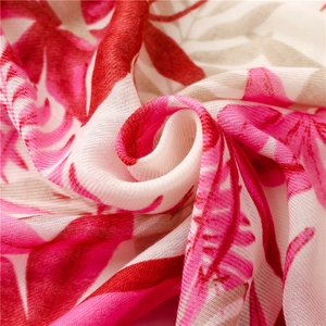 Gros plan sur l'imprimé feuille rouge sur tissu doux en coton-lin texturé