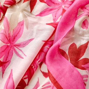 Détail macro d'une écharpe en coton respirant avec imprimés de feuilles d'érable roses
